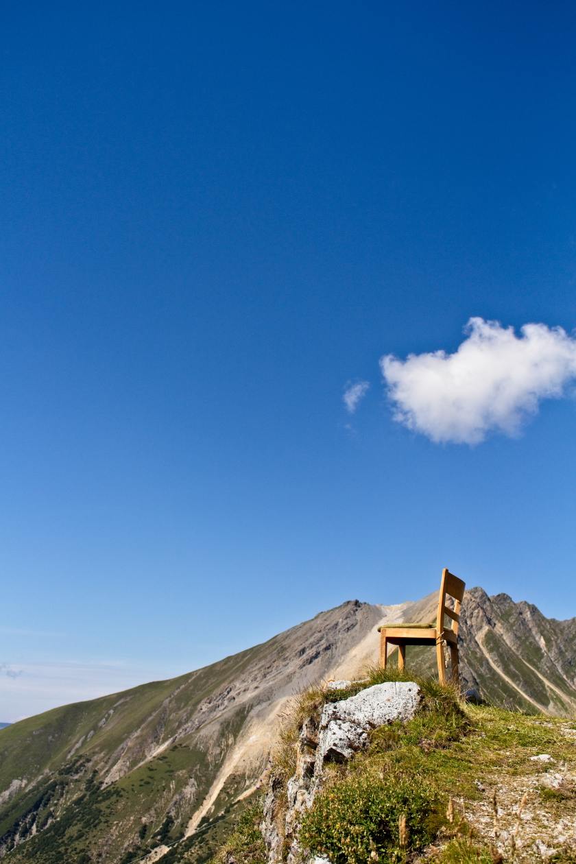 chaise en haut d'une montagne